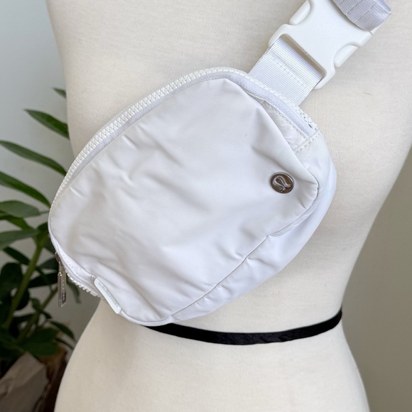 Lululemon Everywhere Belt Bag White Crossbody EUC - Picture 3 of 9